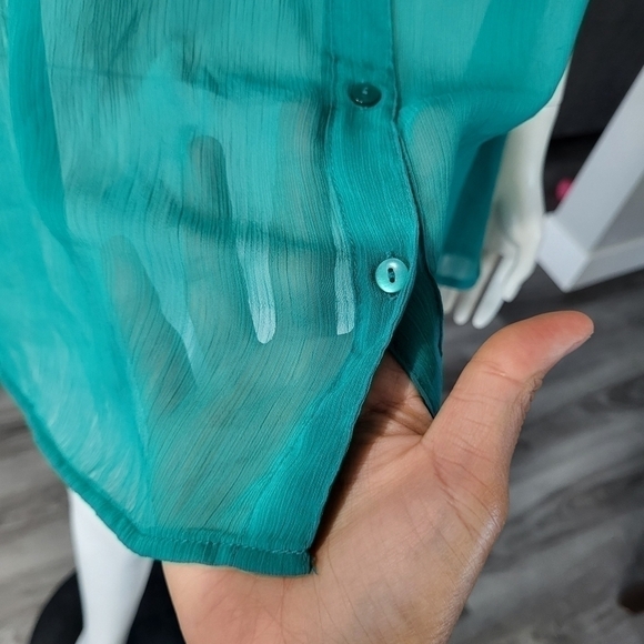 GAP - Sleeveless Green button down Shirt - Picture 6 of 9